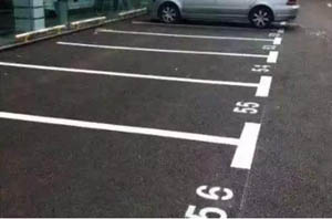 車(chē)子停在劃線的“停車(chē)位”上卻貼著違章停車(chē)罰單嗎？讓人不解？