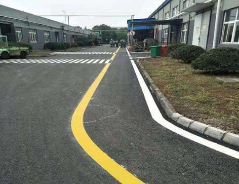 廠區(qū)道路劃線作用是什么，廠區(qū)道路劃線找誰？飛揚(yáng)市政口碑好
